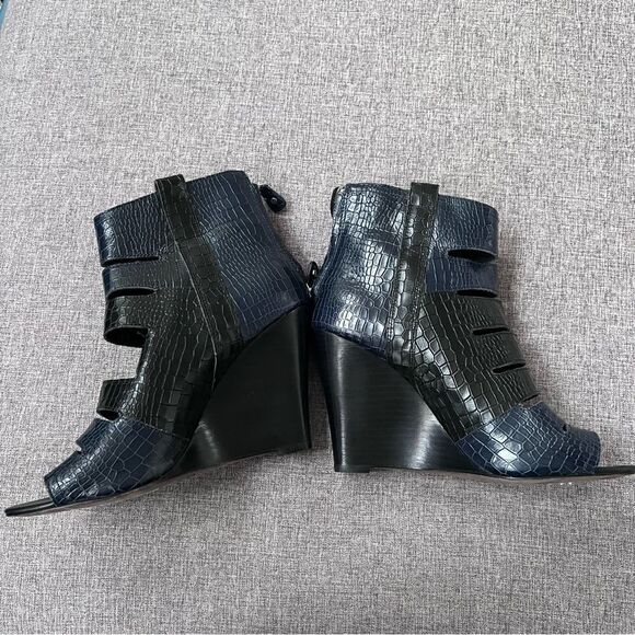Rebecca Minkoff Sonny Embossed Peep Toe Wedge Booties Size 9 Navy Blue Black - Picture 9 of 10